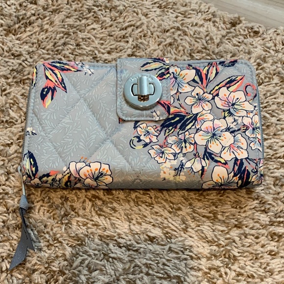 🍁🍂Vera Bradley RFID Wallet - Picture 1 of 7
